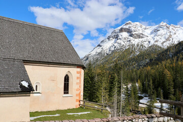 Fototapeta na wymiar Kirche San-Bagio-Passo di Cimabanche, Dolomiten