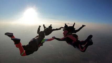 Skydiving group silhouette at the sunset © Mauricio G