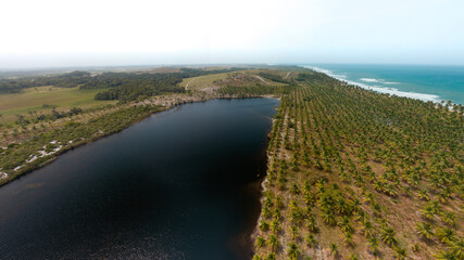 Imagem A&eacute;rea da Lagoa Azul na Pen&iacute;nsula de Mara&uacute;, Bahia, Brasil