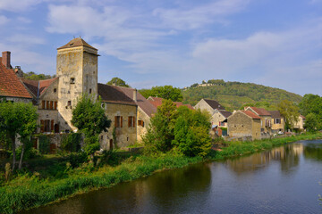 Fototapeta na wymiar Au bord de la Cure à Saint-Père (89450), département de l'Yonne en région Bourgogne-Franche-Comté, France