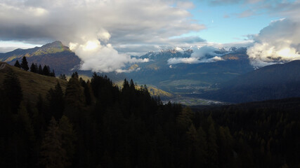 Luftaufnahme des Gurgltals in Tirol, Alpen aus der Vogelperspektive, Drohnenaufnahme der Natur im Herbst 