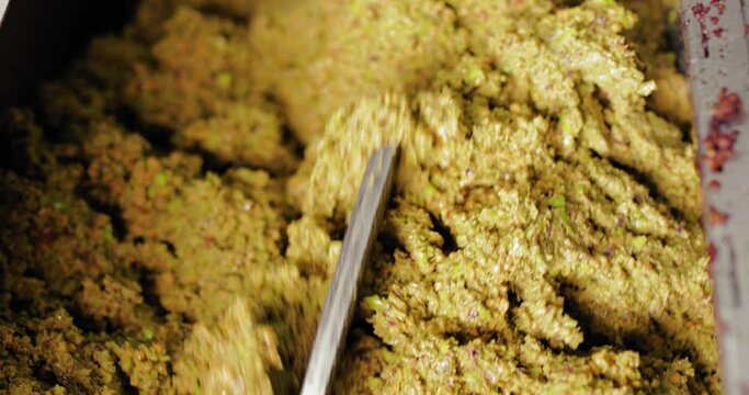 Frantoio per olive, produzione industriale di olio extra vergine di oliva.