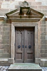 Alte Eingangstür einer Kirche
