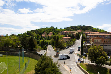 Fototapeta na wymiar Montalcino Ortsansicht der Toskana, mit der Hügellandschaft des Orcia Tals
