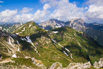 Alpen Gebirge im Fr&uuml;hling mit rest Schnee