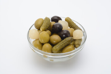 Mezcla de varias clases de encurtidos como aceitunas, pepinillos y cebolletas
