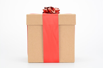 Caja de regalos cuadrada o cubo con cinta roja y lazo rojo sobre fondo blanco