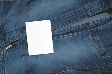  selembar kertas kosong, mockup kartu ucapan dan amplop. Latar belakang blue denim jeans.