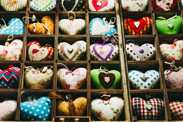 Coeurs en tissu rangé dans des cubes de bois - Décorations pour l'arbre de Noël fait maison - obrazy, fototapety, plakaty