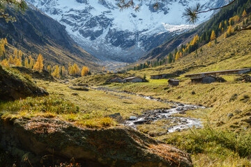herbstliche Berglandschaft in den österreichischen Alpen mit Gletscher im Hintergrund