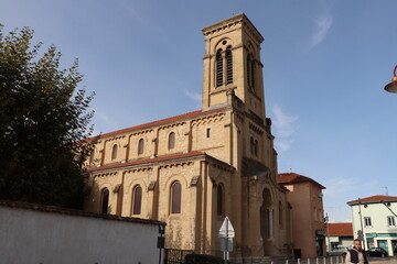 Fototapeta na wymiar Eglise catholique de Heyrieux vue de l'extérieur, ville de Heyrieux, département de l'Isère, France