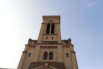Obraz premium Eglise catholique de Heyrieux vue de l'extérieur, ville de Heyrieux, département de l'Isère, France