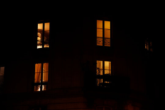 fen&ecirc;tres allum&eacute;es la nuit