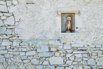 Sculpture en bois représentant un hibou posé sur un mur en pierre - Décoration de maison