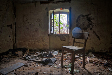 Krzesło we wnętrzu zniszczonego domu