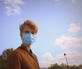 jeune homme portant un masque dans la rue