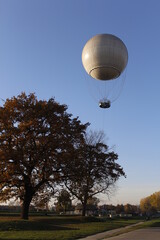 Balon powietrzny nad rzeką Wisłą w Krakowie © Patrycja