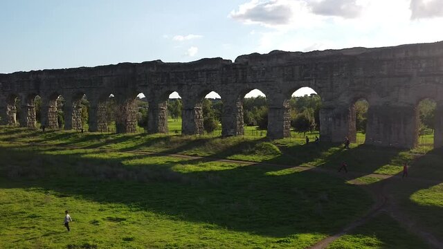 Roma. Parco degli acquedotti, immagini del maestoso acquedotto Appio Claudio.