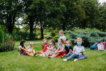 A class of masked school children is engaged in outdoor training during the epidemic. Back to school, learning during the pandemic