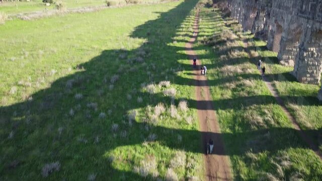 Roma. Parco degli acquedotti, immagini del maestoso acquedotto Appio Claudio.