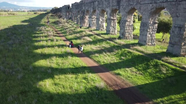 Roma. Parco degli acquedotti, immagini del maestoso acquedotto Appio Claudio.