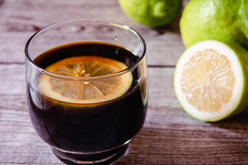 Vaso de café con rodaja de limón