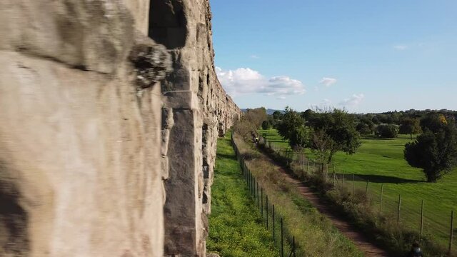 Roma, parco degli acquedotti. Vista aerea del maestoso acquedotto Appio Claudio.
