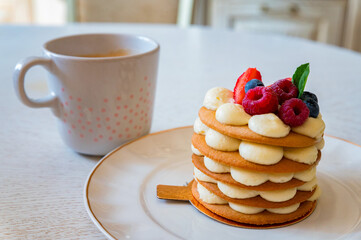 Small tarts with mozzarella cream, blueberry and raspberry
