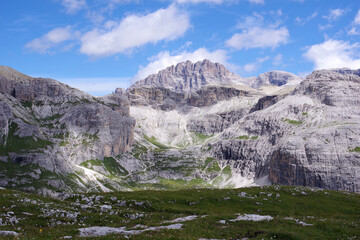 Fototapeta na wymiar Panorama sur les Dolomites (sentier des Trei cime)