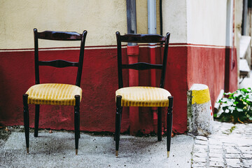 Deux chaises de bistro au style rétro vintage