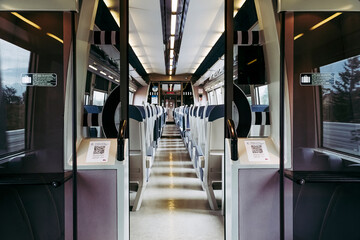 Obraz premium Intérieur d'un wagon de train totalement vide