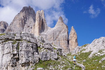 Femme tentant d'escalader les roches