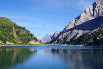 Fototapeta na wymiar Lac glaciaire dans les Alpes italiennes