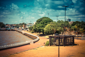 A orla do rio Amazonas é um ótimo lugar para caminhadas e exercícios físicos. Fica na cidade de...