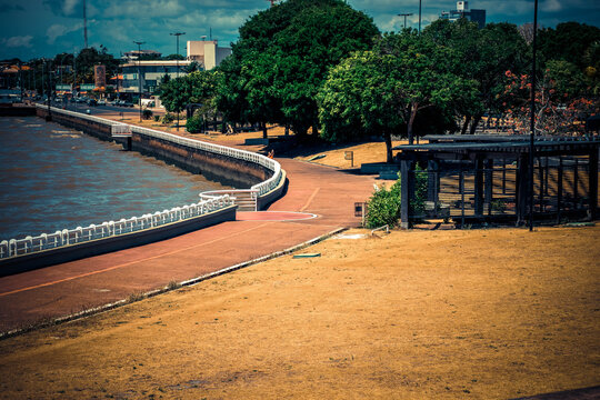 A orla do rio Amazonas &eacute; um &oacute;timo lugar para caminhadas e exerc&iacute;cios f&iacute;sicos. Fica na cidade de Macap&aacute;, no estado do Amap&aacute;, no Brasil.