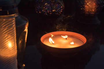 Płomień świecy. Znicz na grobie. © shake_pl