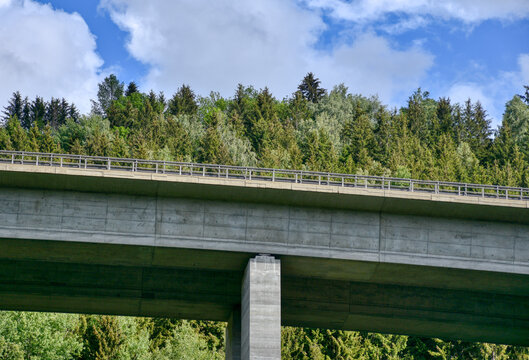 Autobahn, Autobahnbr&uuml;cke, Br&uuml;cke, Fahrbahn, Pfeiler, Br&uuml;ckenpfeiler, Gel&auml;nder, verkehr, Tauernautobahn, Gm&uuml;nd, K&auml;rnten, Wald, Berg, steil, Verkehr, A10, E55, E66, &Ouml;sterreich, Spittal, Spittal an der D
