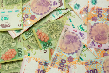Argentine money, 500 pesos bills and 100 pesos bills.