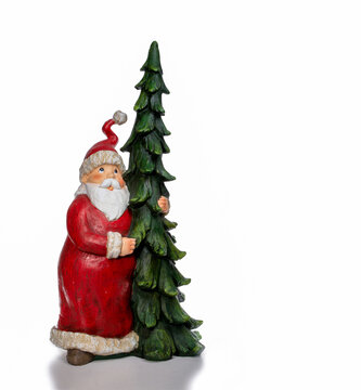Keramik Weihnachtsmann mit Tannenbaum im Arm freigestellt