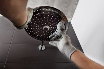 Installing the head of the built-in shower faucet.