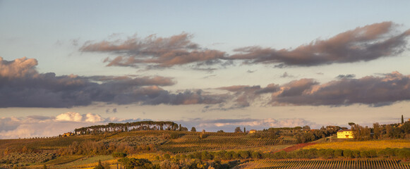 Campagna con nuvole al tramonto