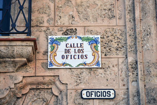 The street sign of Calle de Los Oficios