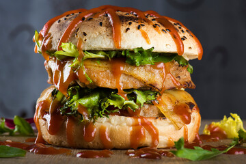 Hamburger maison avec laitue et fromage