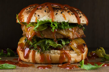 Hamburger maison avec laitue et fromage