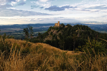 Fototapeta na wymiar Widok na Chojnik z góry Żar w jesiennej scenerii.