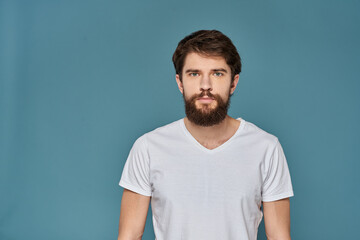 Obraz premium man in white t-shirt gesturing with his hands studio cropped
