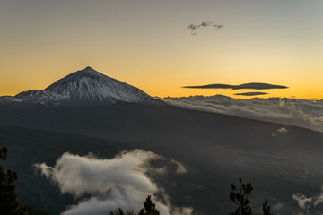 Naklejka premium Beautyful canary sunset around the snow covered volcano El Teide