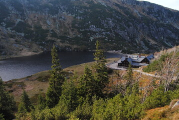 Widok na Mały Staw i schronisko Samotnia w Karkonoszach. © Radek