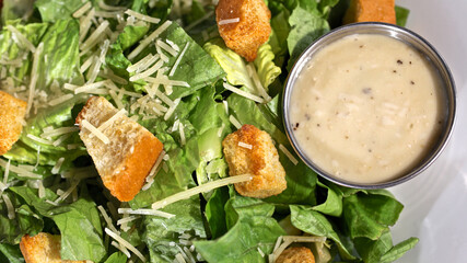 CLOSE UP Ensalada Caesar. Lechuga, queso parmesano, crotones y aderezo