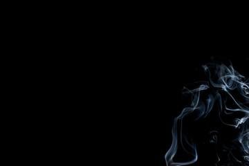 Dym na czarnym tle